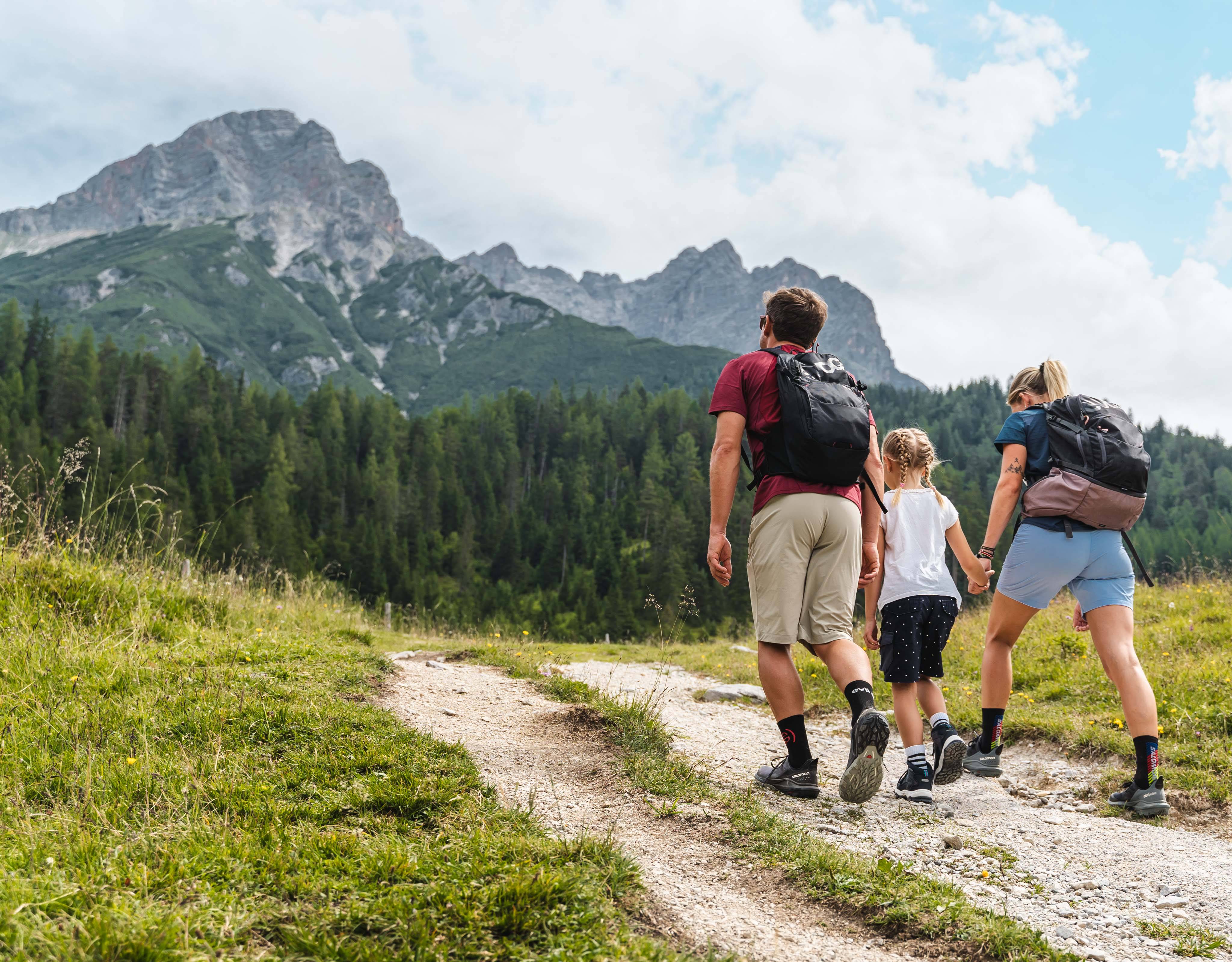 Familie wandert im Steinernen Meer in Leogang