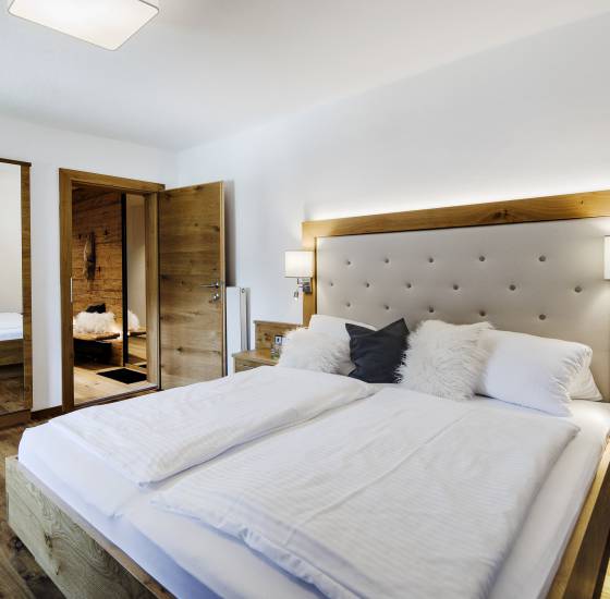 Schlafzimmer im Appartement mit Holz und leucht Elementen