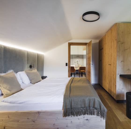 Modernes Zimmer mit Doppelbett in einem Chalet auf einem Bauernhof