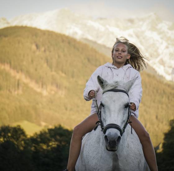 Mädchen beim Reiten auf einem Pferd