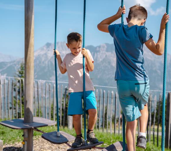Kinder spielen auf einem Spielplatz