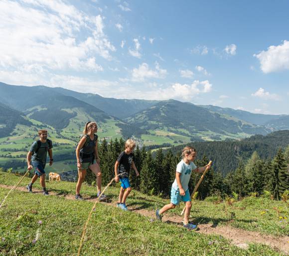 Familien wandert entlang der Pfade durch das Steinerne Meer