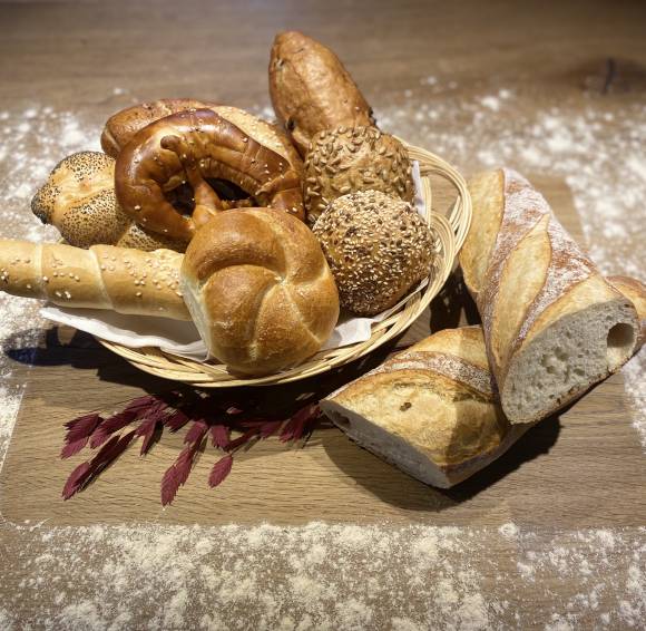 Frisches Brot und Brötchen aus dem eigenen Hofladen vom Thomanhof