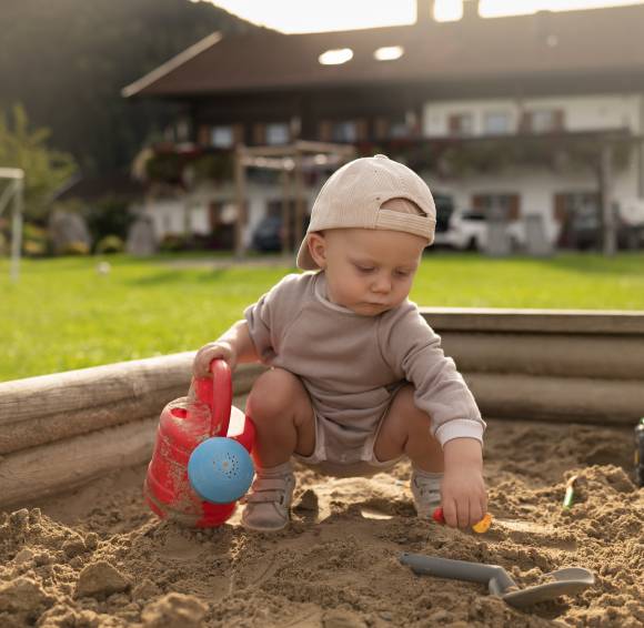Kind spielt im Sandkasten