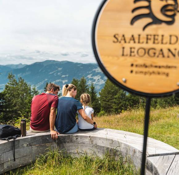 Familie macht eine Pause und genießt die Aussicht auf das Steinernen Meer 