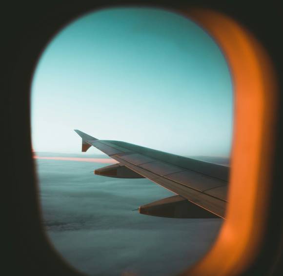 Ausblick aus dem Flugzeugfenster auf die Flügel