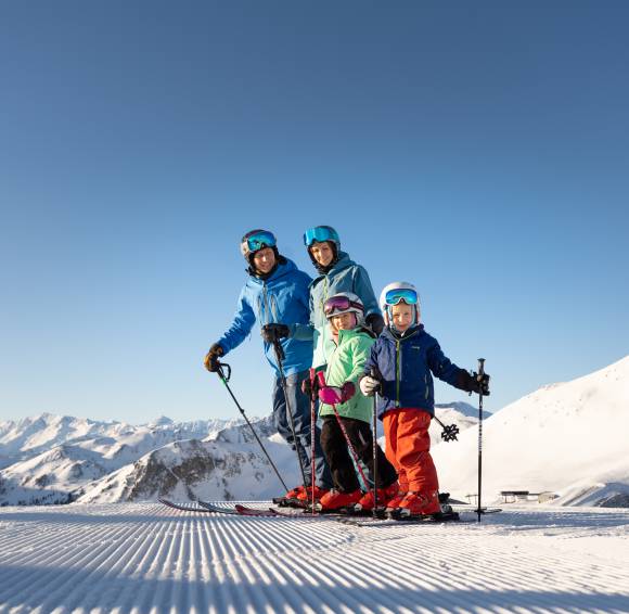 Familie beim Skifahren in Saalfelden