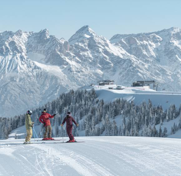 Personen fahren Ski auf der Piste vom Skicircus in Saalfelden