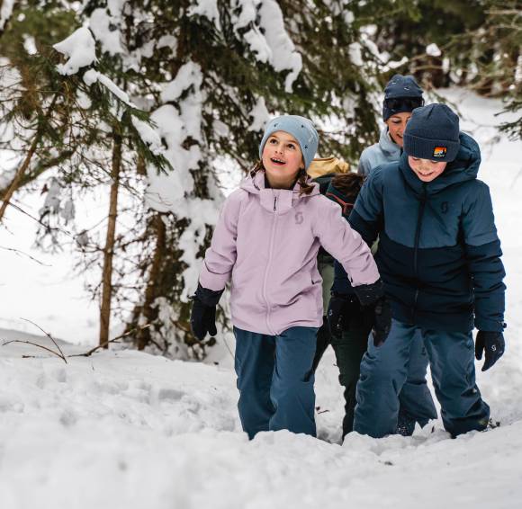 Familie beim Schneeschuhwandern in Leogang
