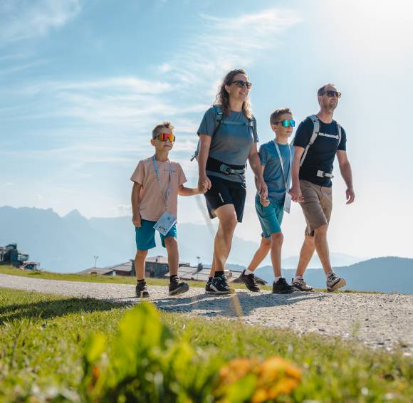 Wandern mit der Familie in Österreich im Sommer