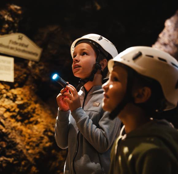 Kinder entdecken das Schaubergwerk in Leogang