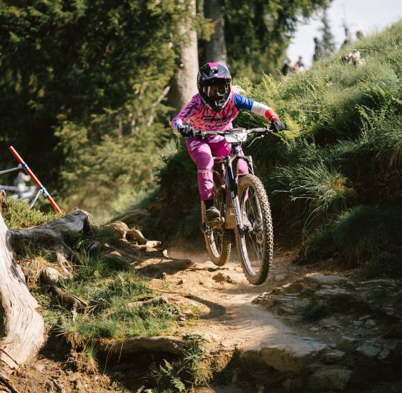 Mountainbiker in Action entlang eines Trails in Leogang
