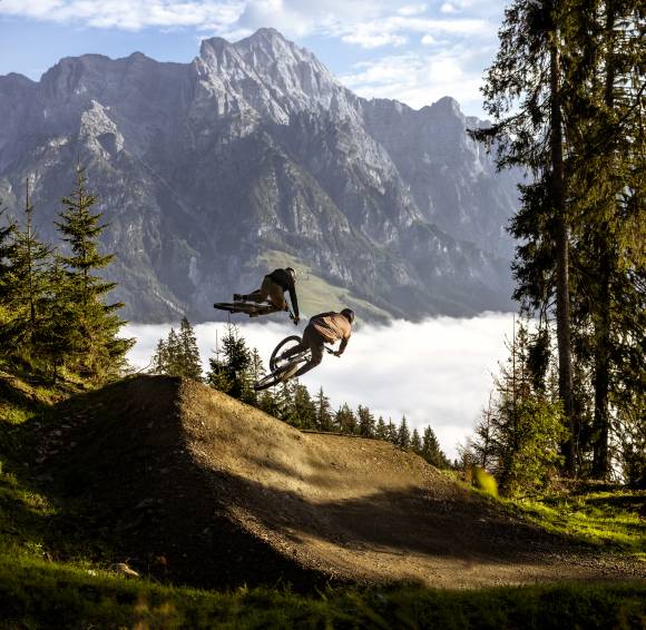Biker im Bikepark in Leogang mit den Steinernen Meer im Hintergrund