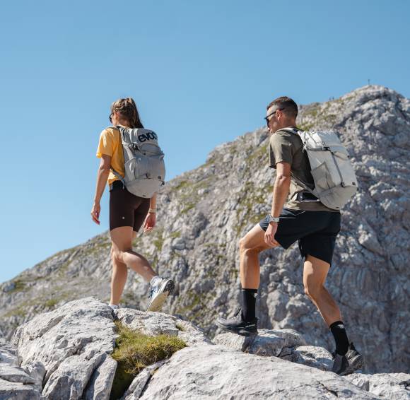 Paar wandert entlang eines Berggipfels