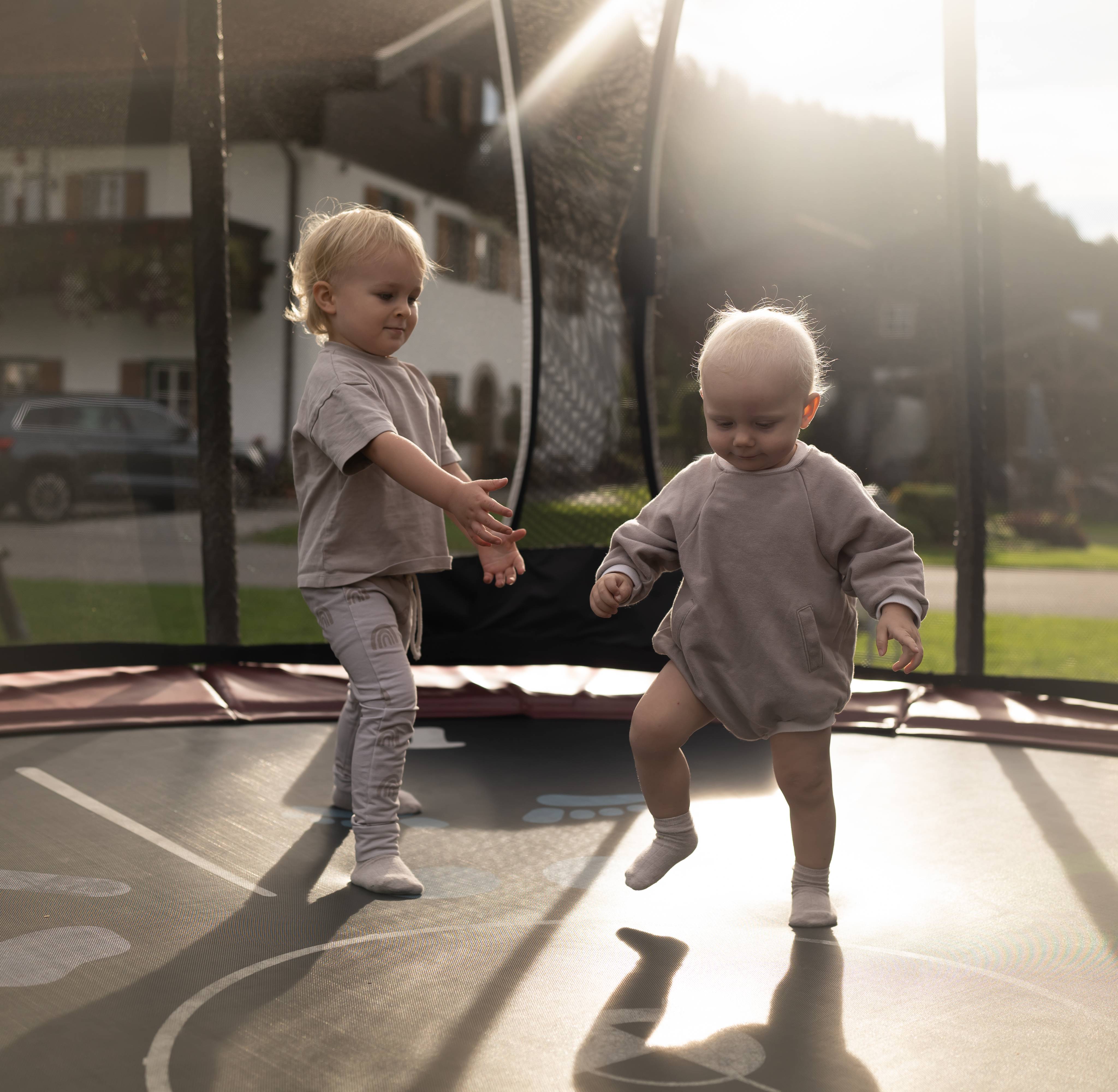 Kinder haben Spaß auf einem Trampolin