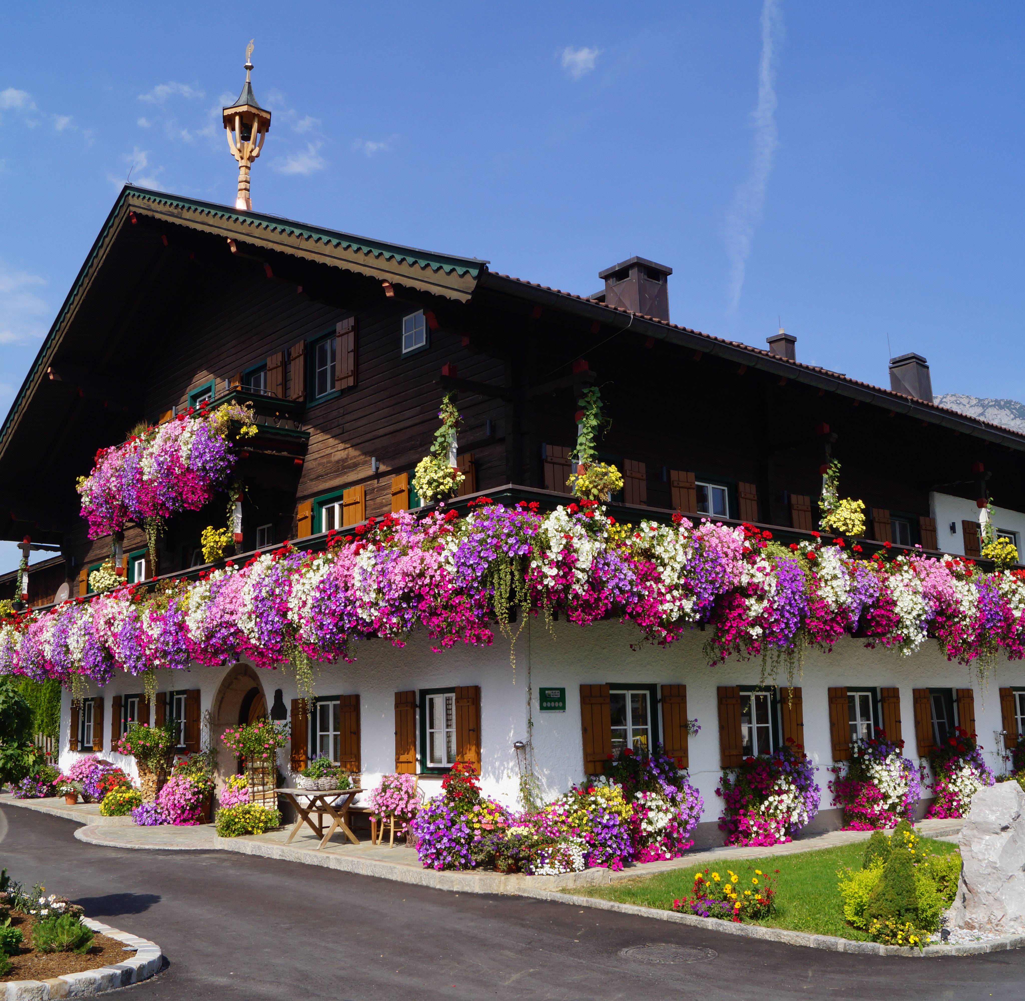 Bauernhaus mit bunten Blumenkästen im Salzburger Land