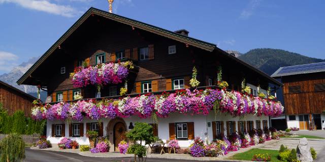 Traditionelles Bauernhaus geschmückt mit Blumenkästen im Salzburger Land