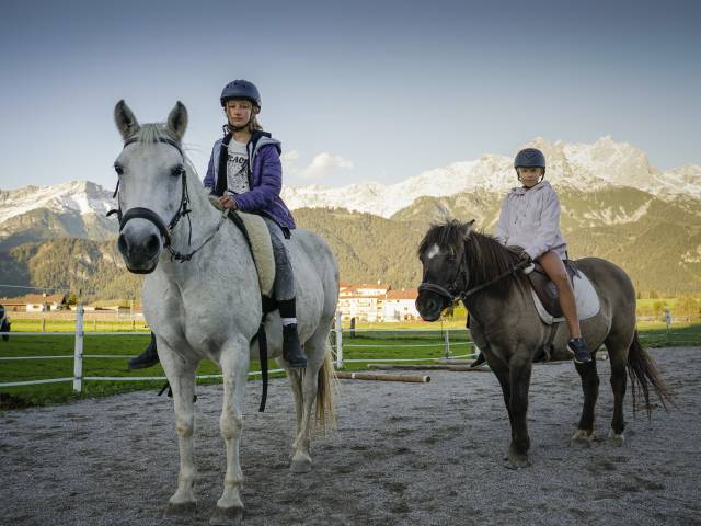Kinder reiten auf Pferden vom Bauernhof