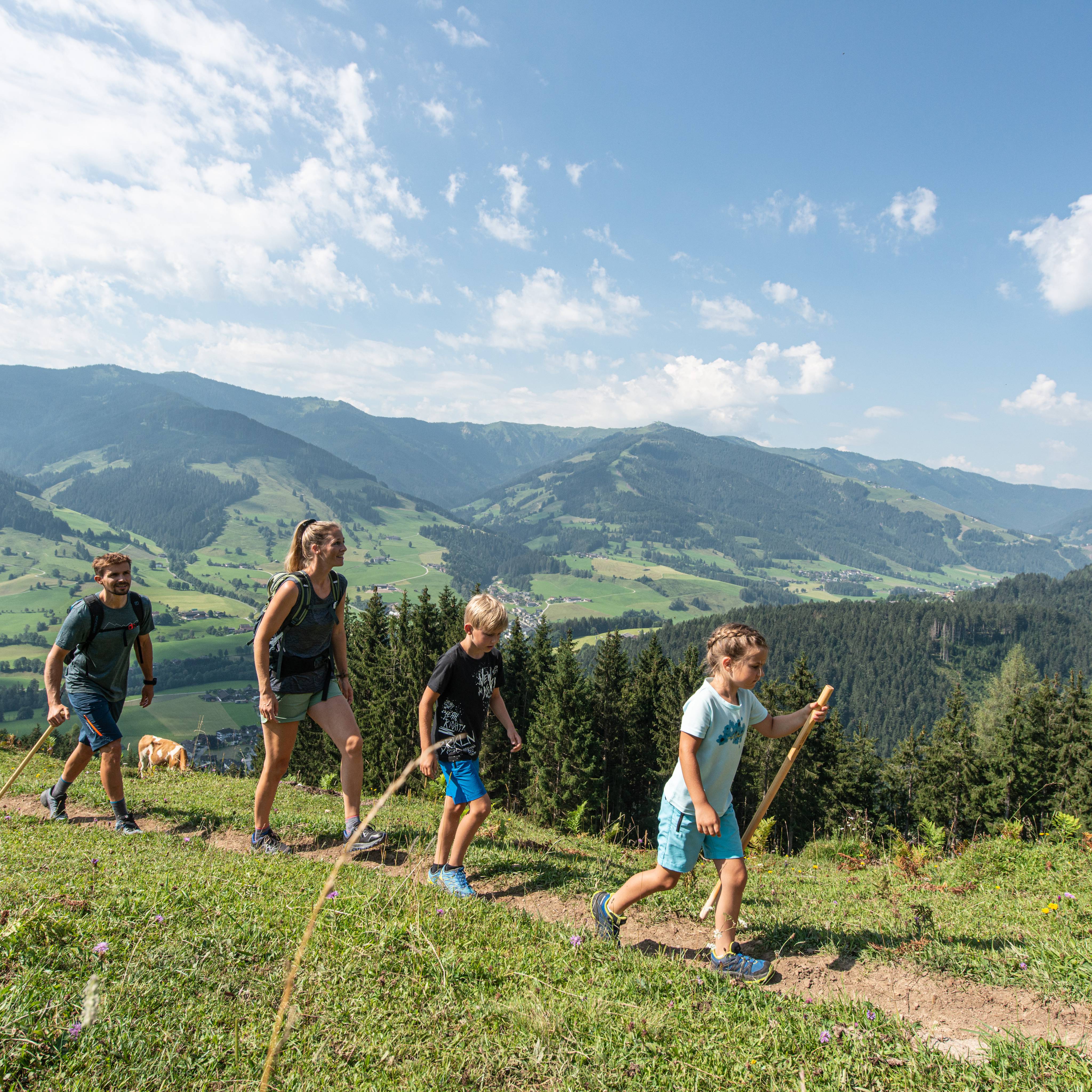 Familien wandert entlang der Pfade durch das Steinerne Meer
