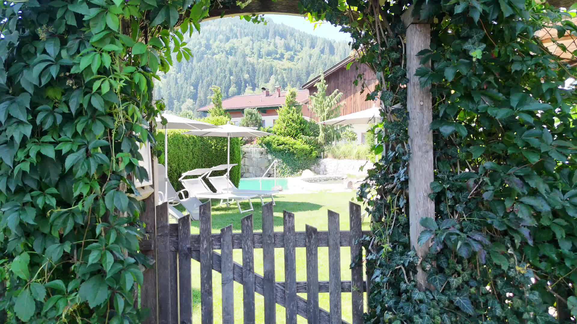 Outdoor Pool mit einem kleinen Wasserfall